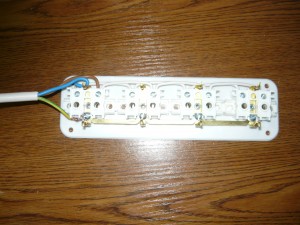 Смонтированные провода на блоке розеток