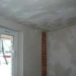 Вид на оштукатуренные поверхности потолка и стен