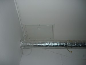 Малый технологический лючок в потолке из гипсокартона для доступа к крану
