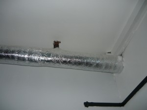 Трубопровод, кабель - канал и заземление в развязке с потолком из гипсокартона