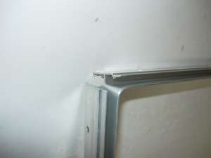 Разрезанный профиль для натяжного потолка