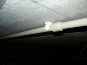 крепление пластиковой трубы к бетонному потолку