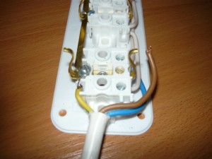 подсоединение провода к контакту "заземление" розеток