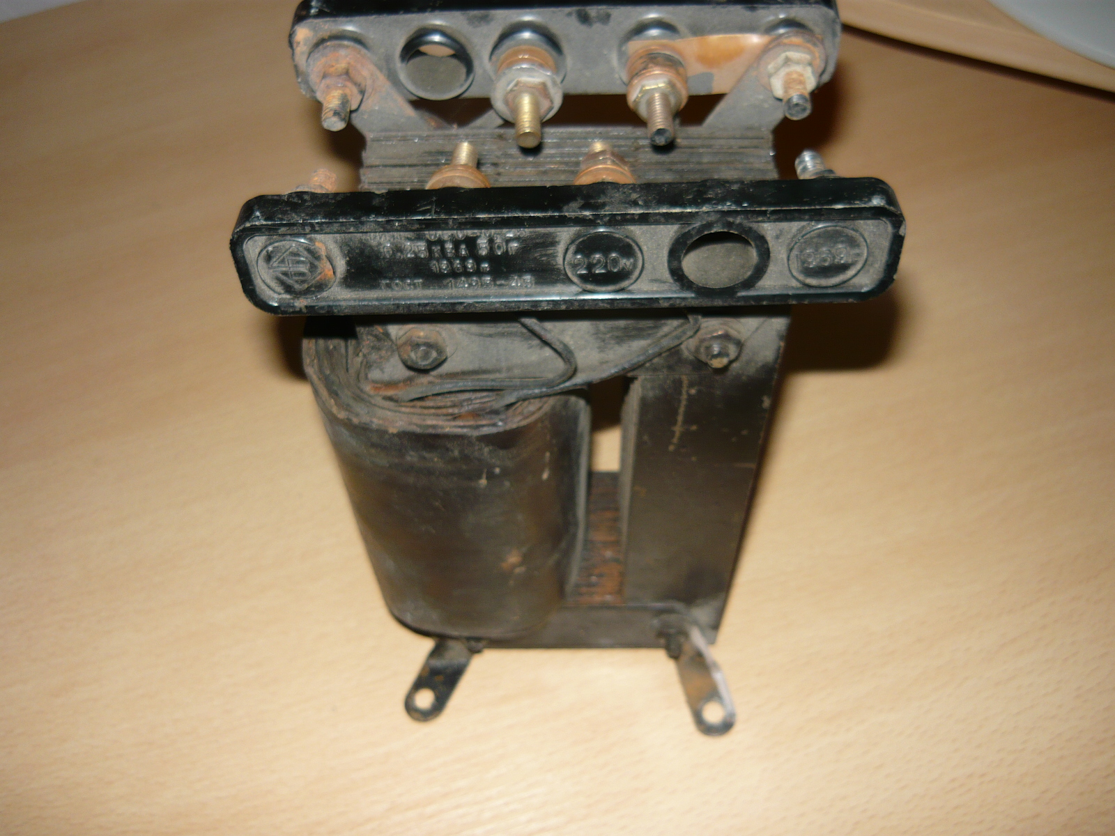 Понижающий трансформатор: явление электромагнитной индукции, сборка устройства на 12 вольт