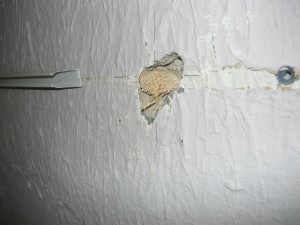 Забитый и обрезанный клин в стене