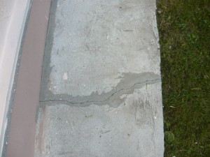 Появление трещин на бетонной отмостке