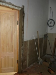 Запенивание верхней части дверного проема после монтажа двухстворчатых деревянных дверей