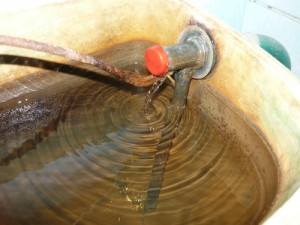 Пропускание воды клапаном при полном бачке унитаза