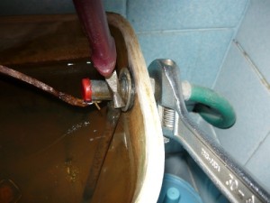 Откручивание шланга высокого давления от штуцера корпуса клапана