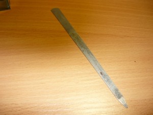 Старая изношенная пилка для ногтей