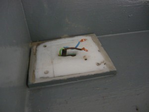 Провода, отсоединенные от колодки светильника