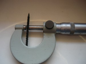 Измерение диаметра шурупа с помощью микрометра