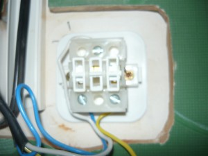 Группировка проводов в нижней части выключателя
