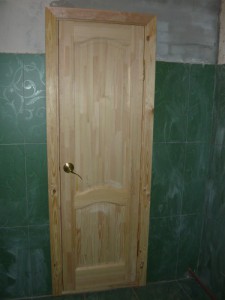 Деревянная дверь с прибитыми косяками
