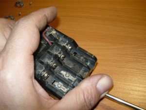 Монтаж контактов верхнего ряда магнитного пускателя
