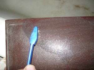 Чистка поверхности дермантина старой зубной щеткой