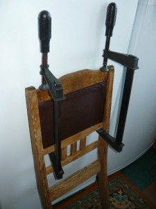 Вид на зафиксированные части спинки стула для склеивания струбцинами