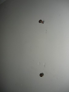 Вид на два анкерных гвоздя в стене