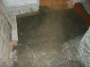 Выбранный грунт перед входом в подвал