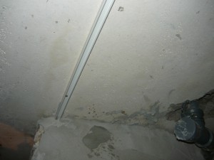 Смонтированный кабель-канал на потолке погреба