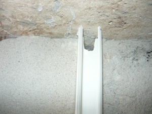 Прорезанное отверстие для прокладки провода сквозь стену