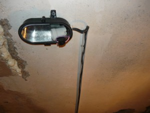Монтаж и подключение светильника на потолке погреба