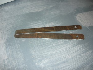 Нарезанные полосы из железа для изготовления крючков