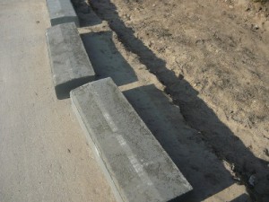 Заготовленные бордюры для строительства тротуара