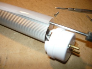 Вскрытие замка на стыке светофильтра и корпуса светодиодной лампы