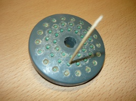 Чистка отверстий рассеивателя при помощи зубочистки