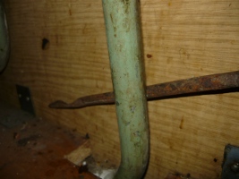 Стержень для оттяжки водопроводной трубы от стенки мойки