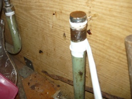 Начало наматывания фум-ленты на резьбу водопроводной трубы