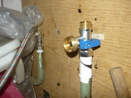 Установленный кран на водопроводной трубе