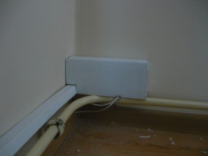 Вид на монтаж кабель канала 100х60 при оформлении ввода проводов и кабелей через стену
