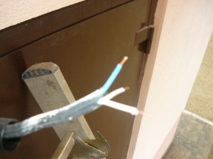 Зачистка проводов для монтажа в разъем светодиодного светильника