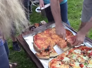 Разрезание готовой пиццы на части